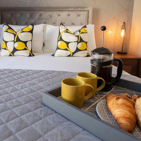 Elliot Oliver - Modern 2 Bedroom Town Centre Apartment チェルトナム エクステリア 写真