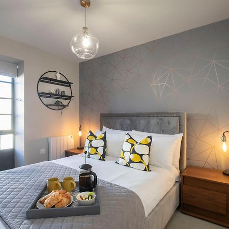 Elliot Oliver - Modern 2 Bedroom Town Centre Apartment チェルトナム エクステリア 写真