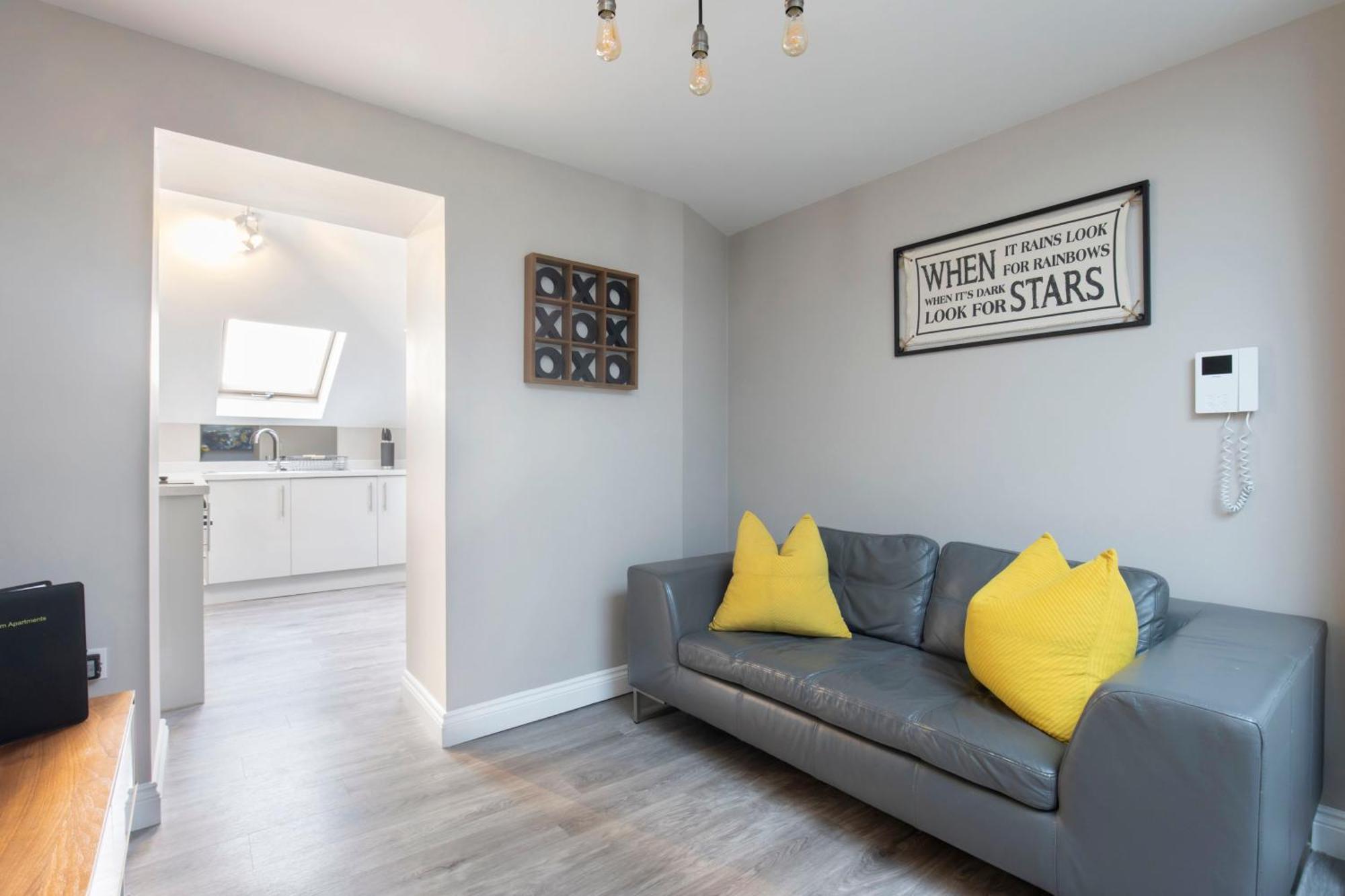 Elliot Oliver - Modern 2 Bedroom Town Centre Apartment チェルトナム エクステリア 写真