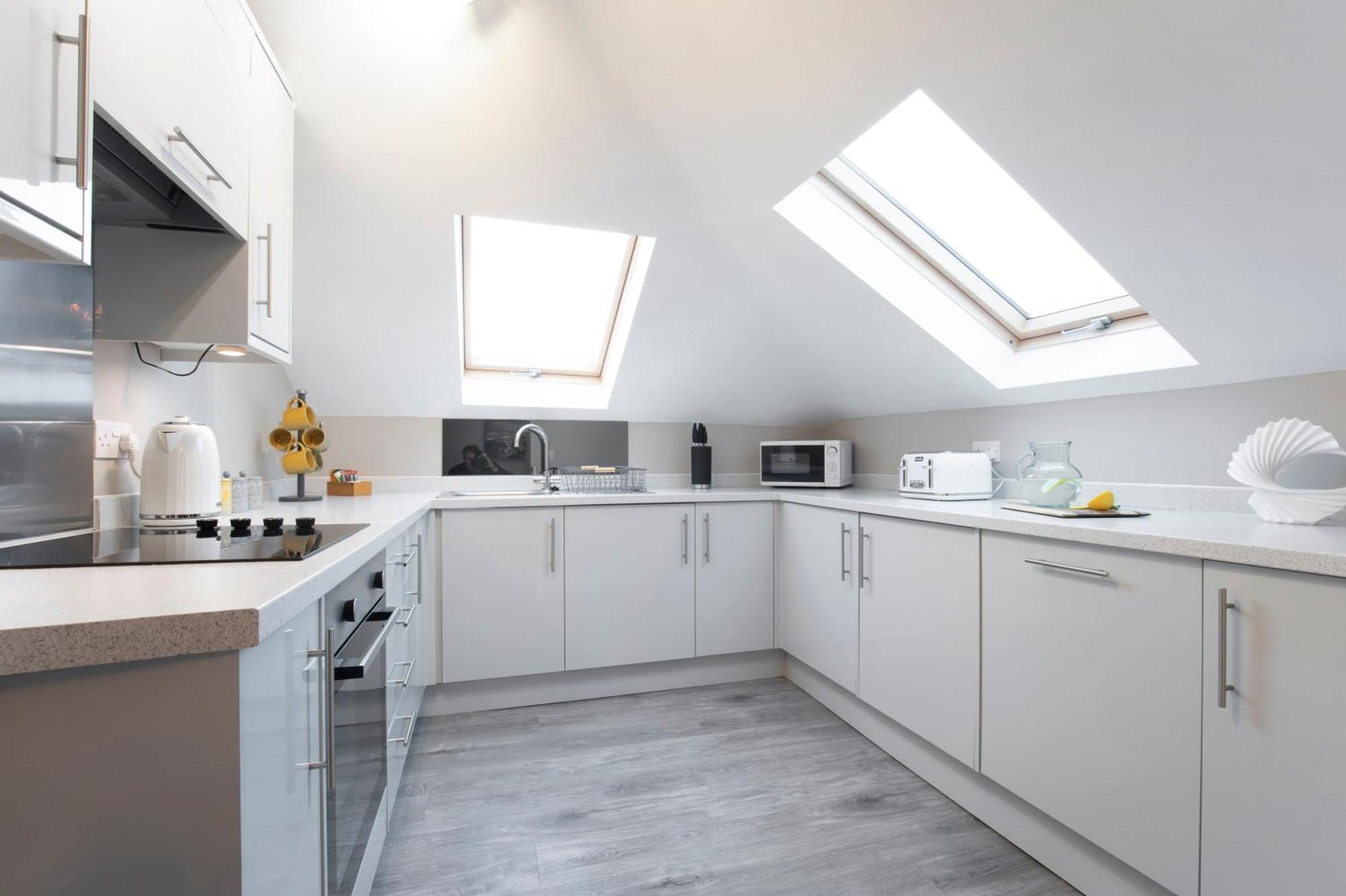 Elliot Oliver - Modern 2 Bedroom Town Centre Apartment チェルトナム エクステリア 写真