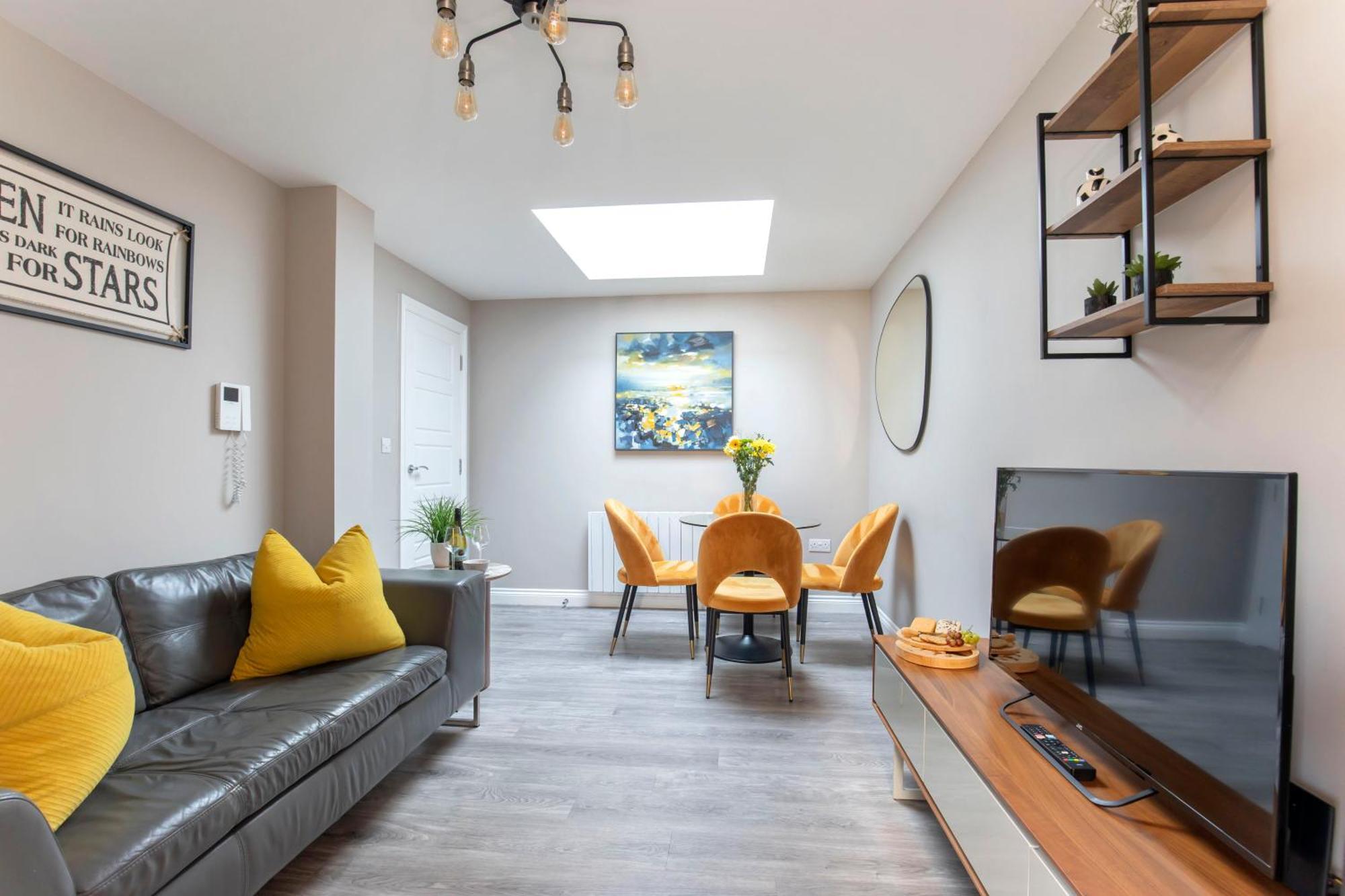 Elliot Oliver - Modern 2 Bedroom Town Centre Apartment チェルトナム エクステリア 写真