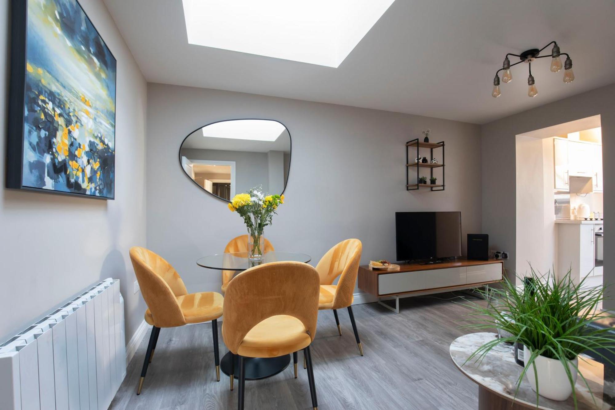 Elliot Oliver - Modern 2 Bedroom Town Centre Apartment チェルトナム エクステリア 写真