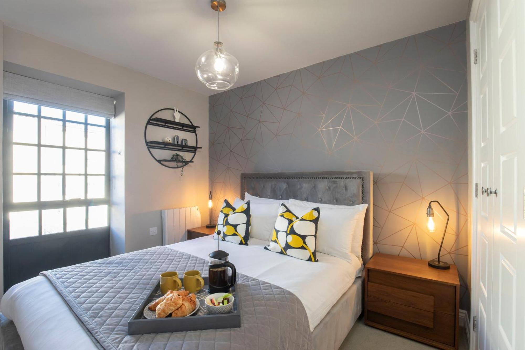 Elliot Oliver - Modern 2 Bedroom Town Centre Apartment チェルトナム エクステリア 写真