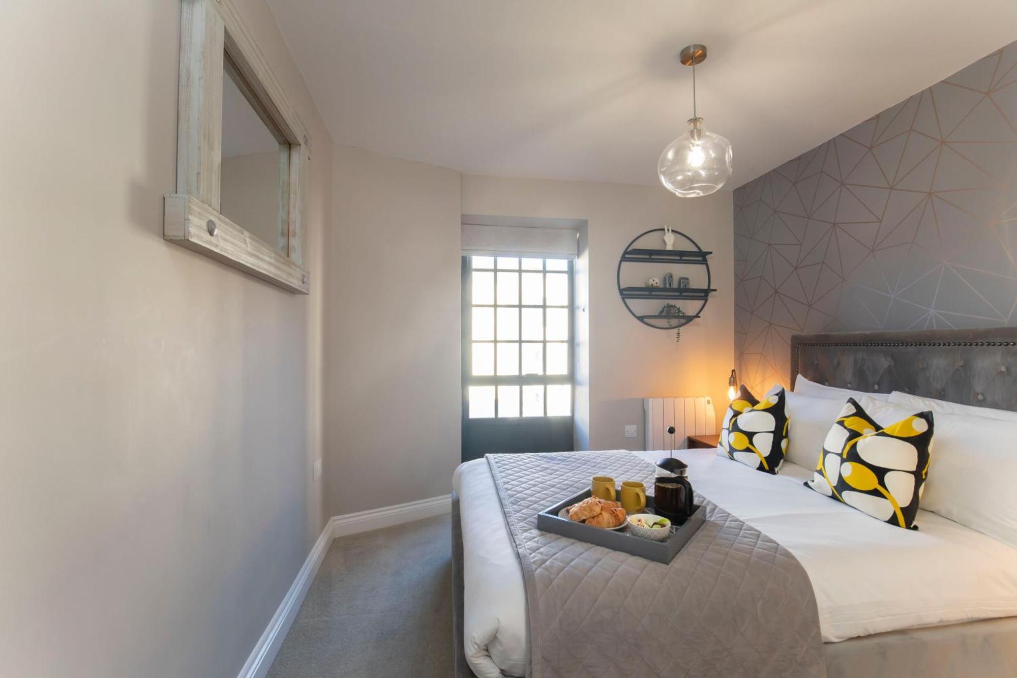 Elliot Oliver - Modern 2 Bedroom Town Centre Apartment チェルトナム エクステリア 写真