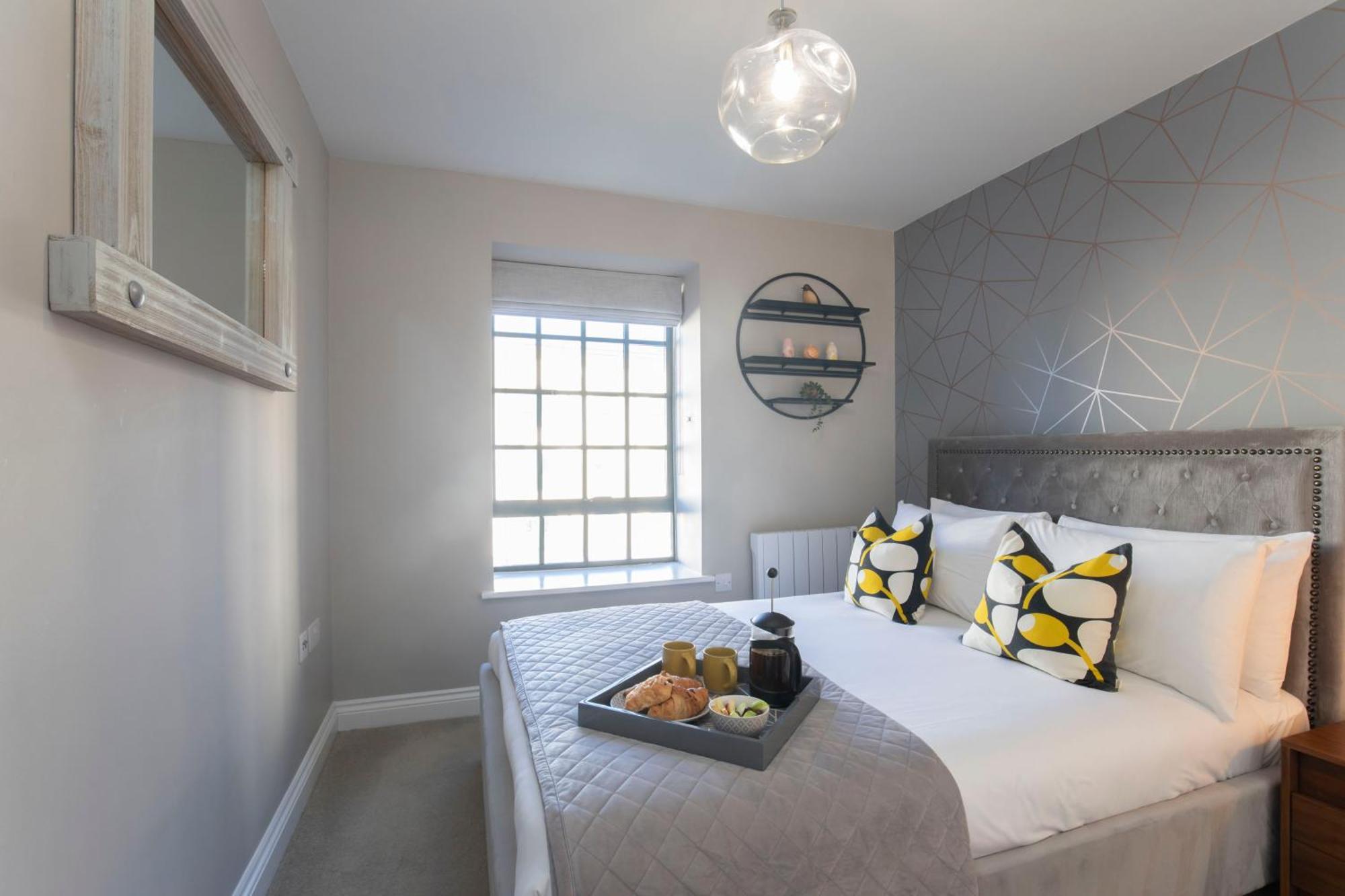 Elliot Oliver - Modern 2 Bedroom Town Centre Apartment チェルトナム エクステリア 写真