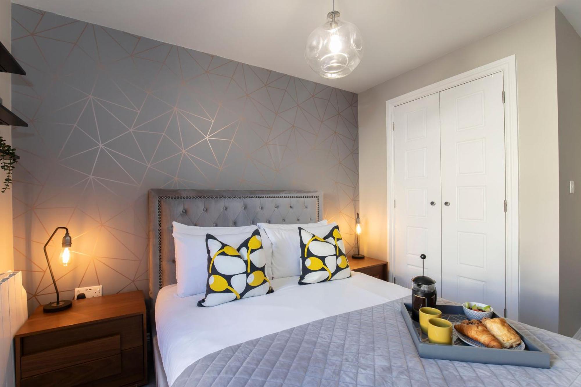 Elliot Oliver - Modern 2 Bedroom Town Centre Apartment チェルトナム エクステリア 写真
