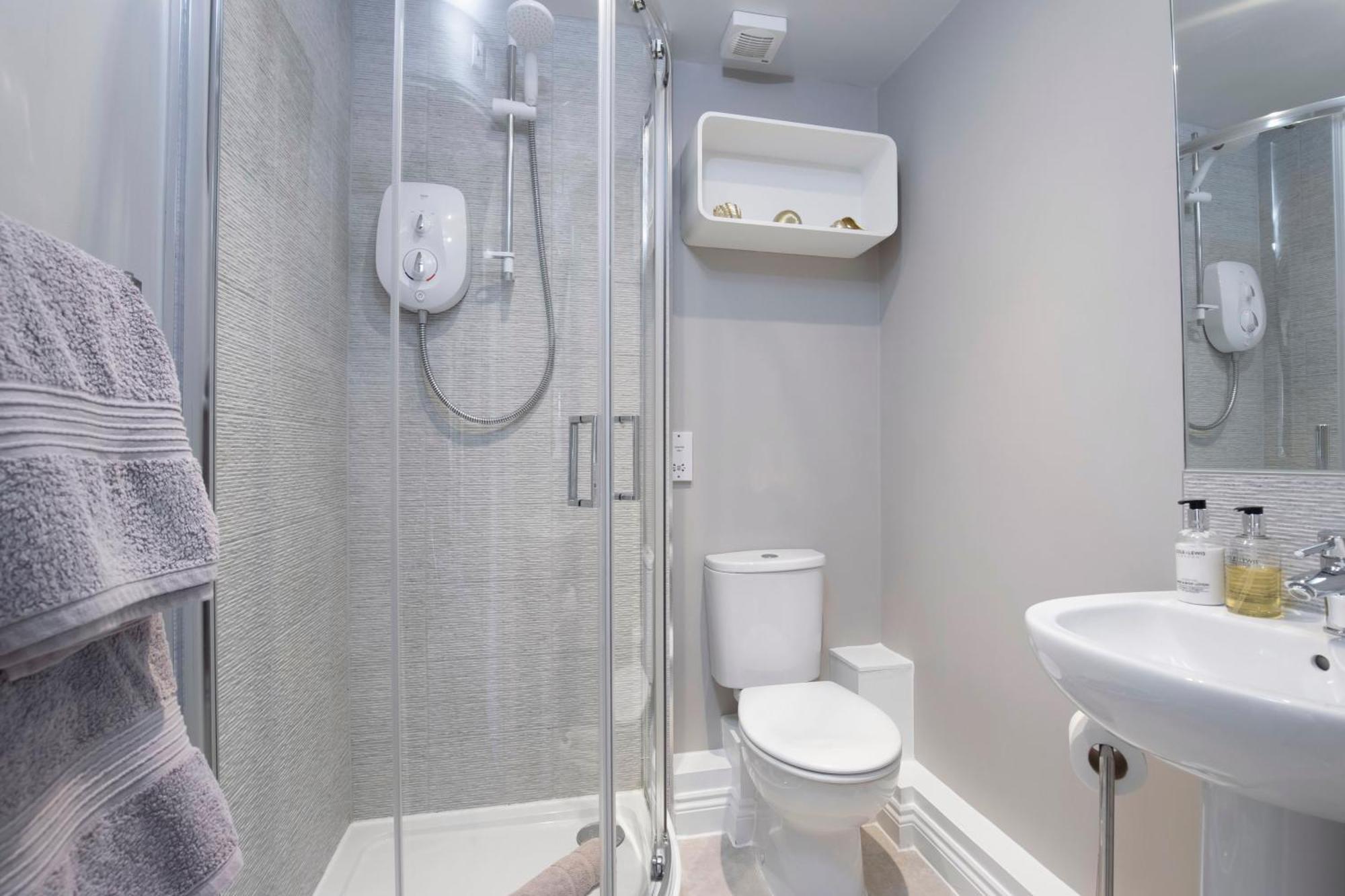 Elliot Oliver - Modern 2 Bedroom Town Centre Apartment チェルトナム エクステリア 写真