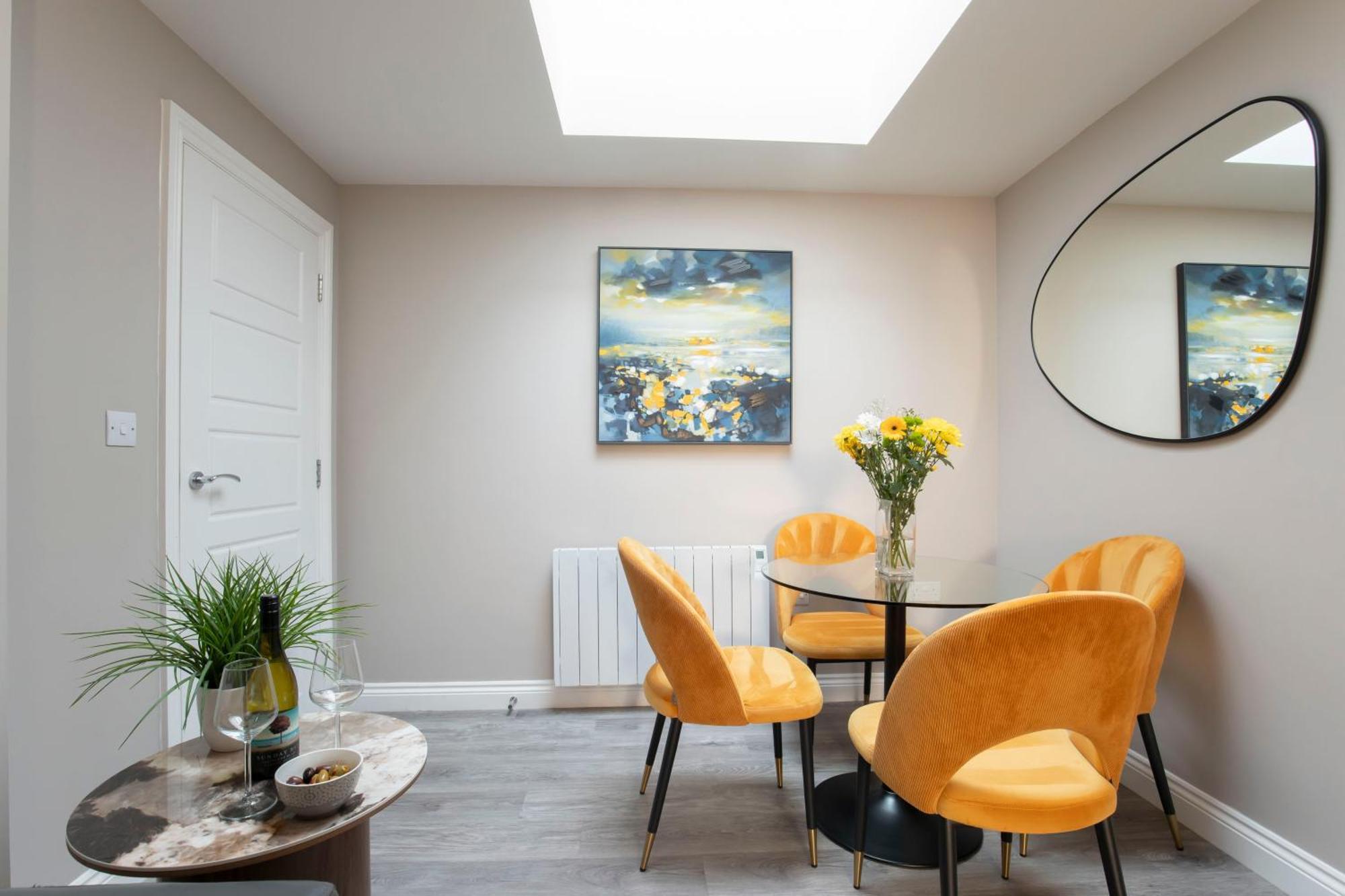 Elliot Oliver - Modern 2 Bedroom Town Centre Apartment チェルトナム エクステリア 写真